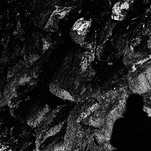 Photographie en noir & blanc d'une ombre réalisée la nuit par gilles picarel pour la série Refuge à Montpellier